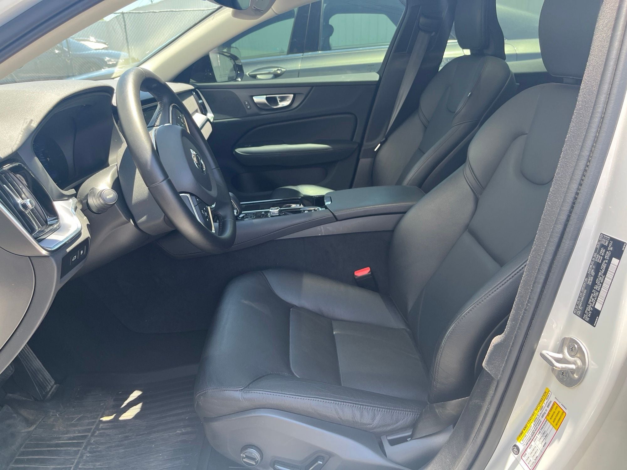 2024 Volvo S60 Recharge Plug-In Hybrid T8 Core Dark Theme
