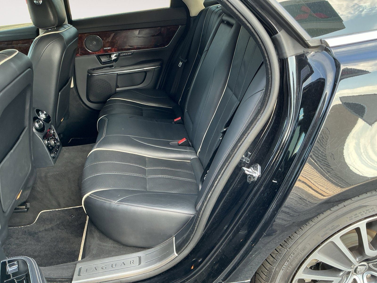 2013 Jaguar XJ Base