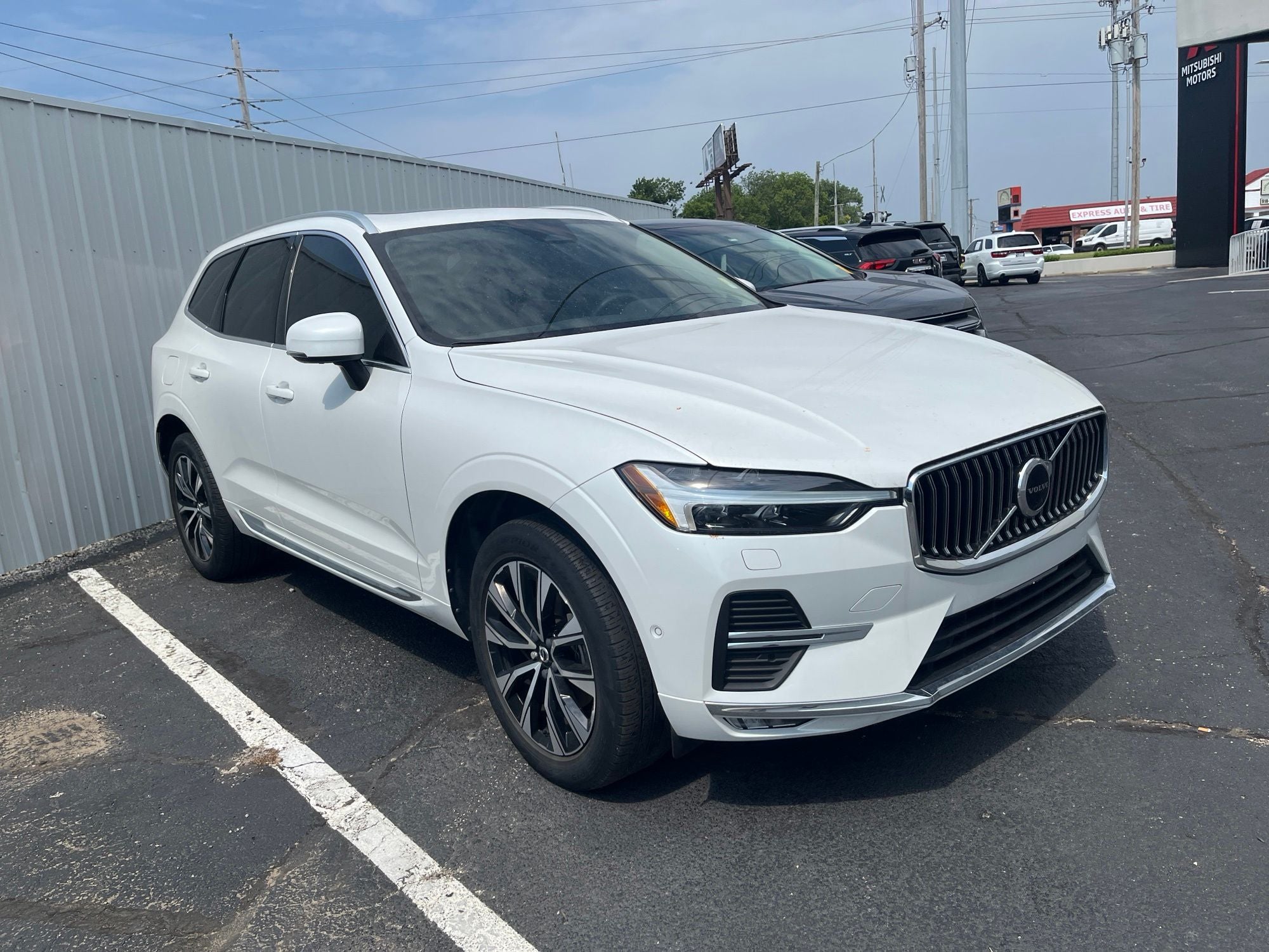 2023 Volvo XC60 B5 Plus Bright Theme