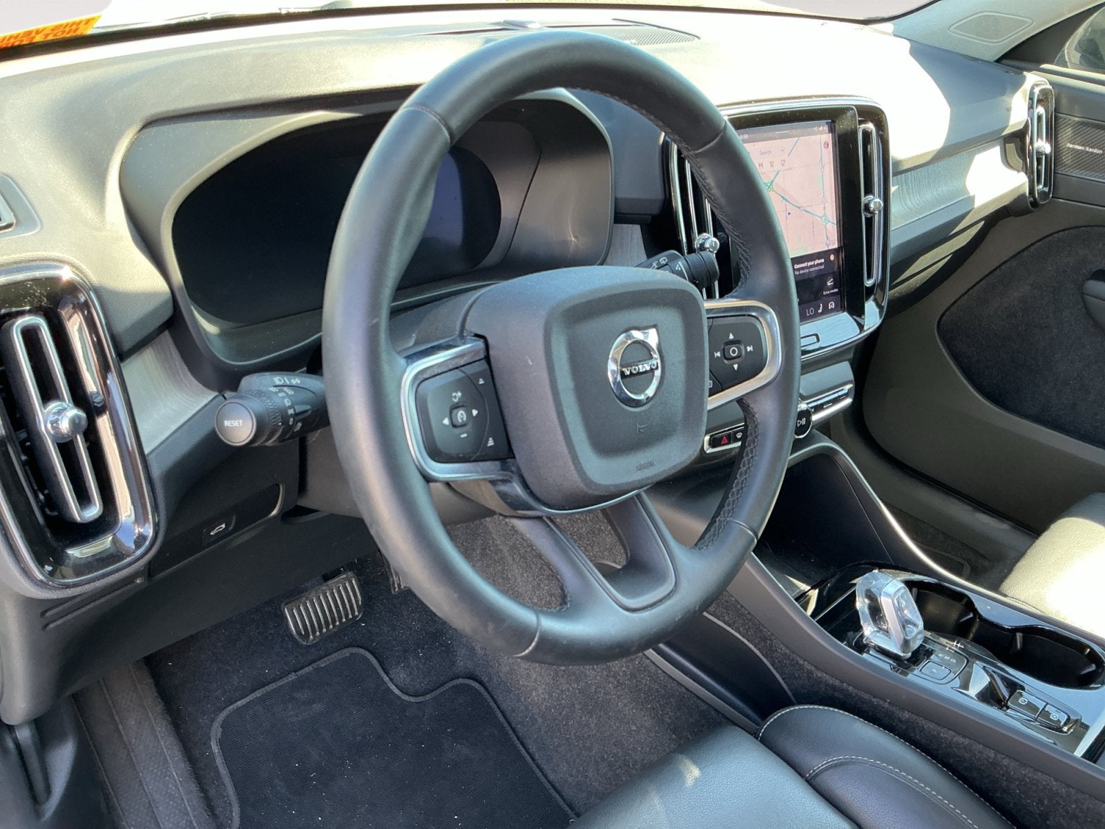 2025 Volvo XC40 B5 Plus Dark Theme