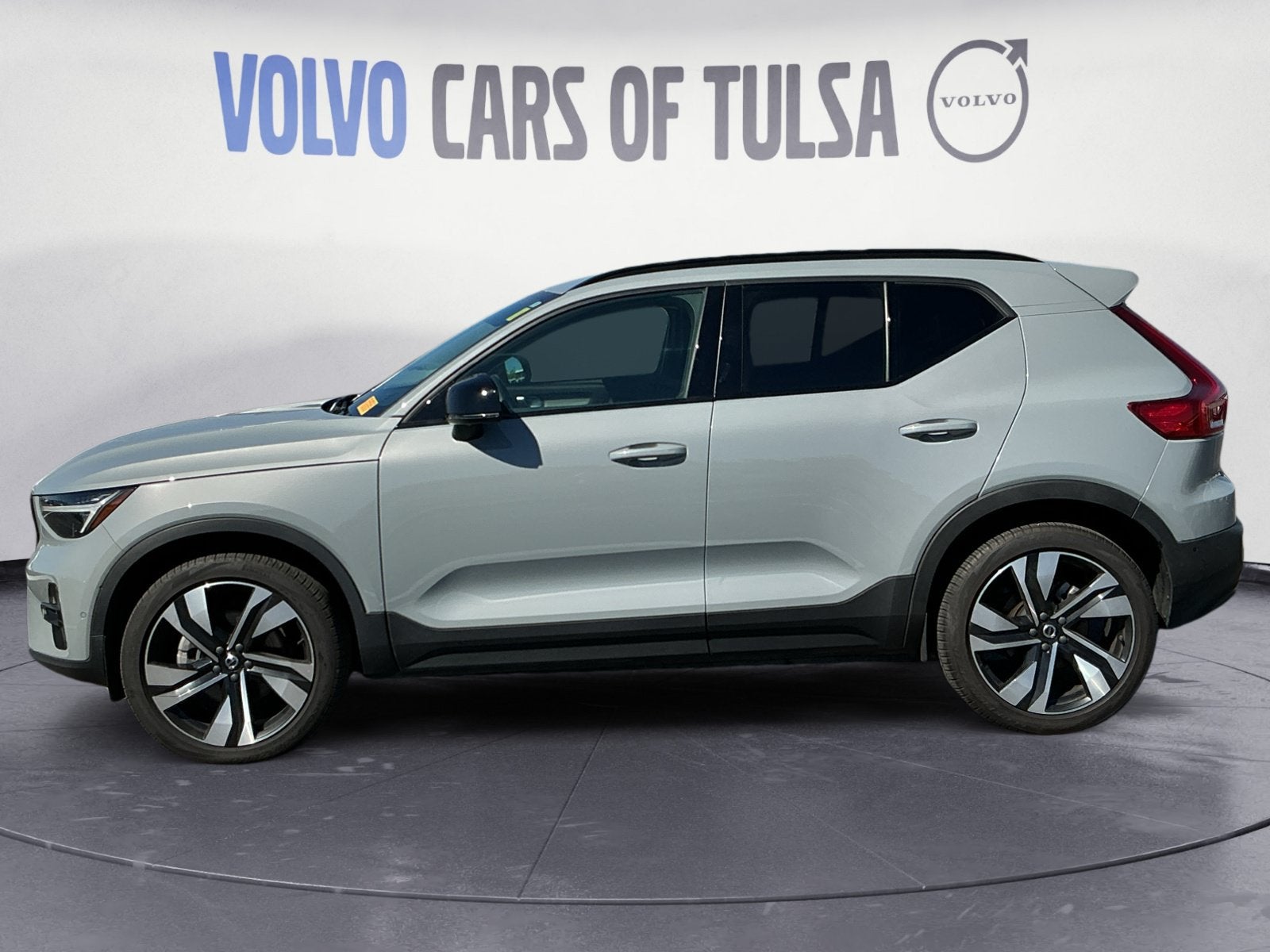 2025 Volvo XC40 B5 Plus Dark Theme