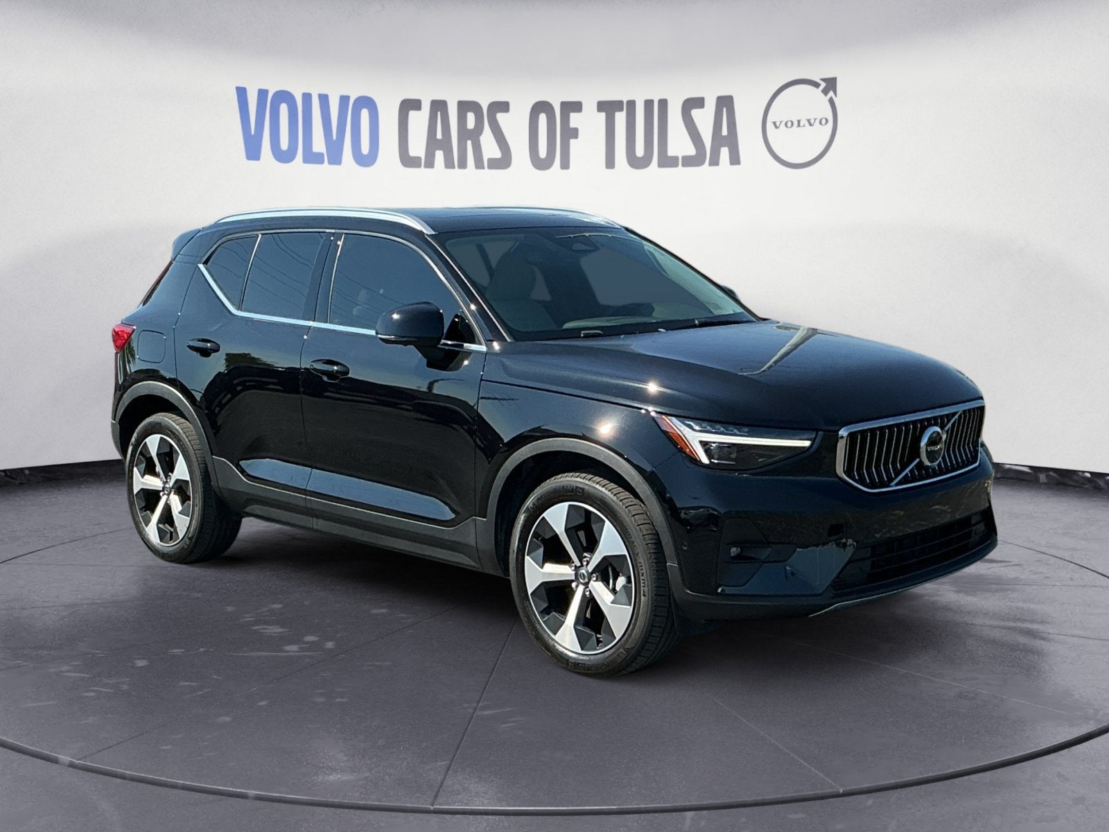 2025 Volvo XC40 B5 Plus Bright Theme