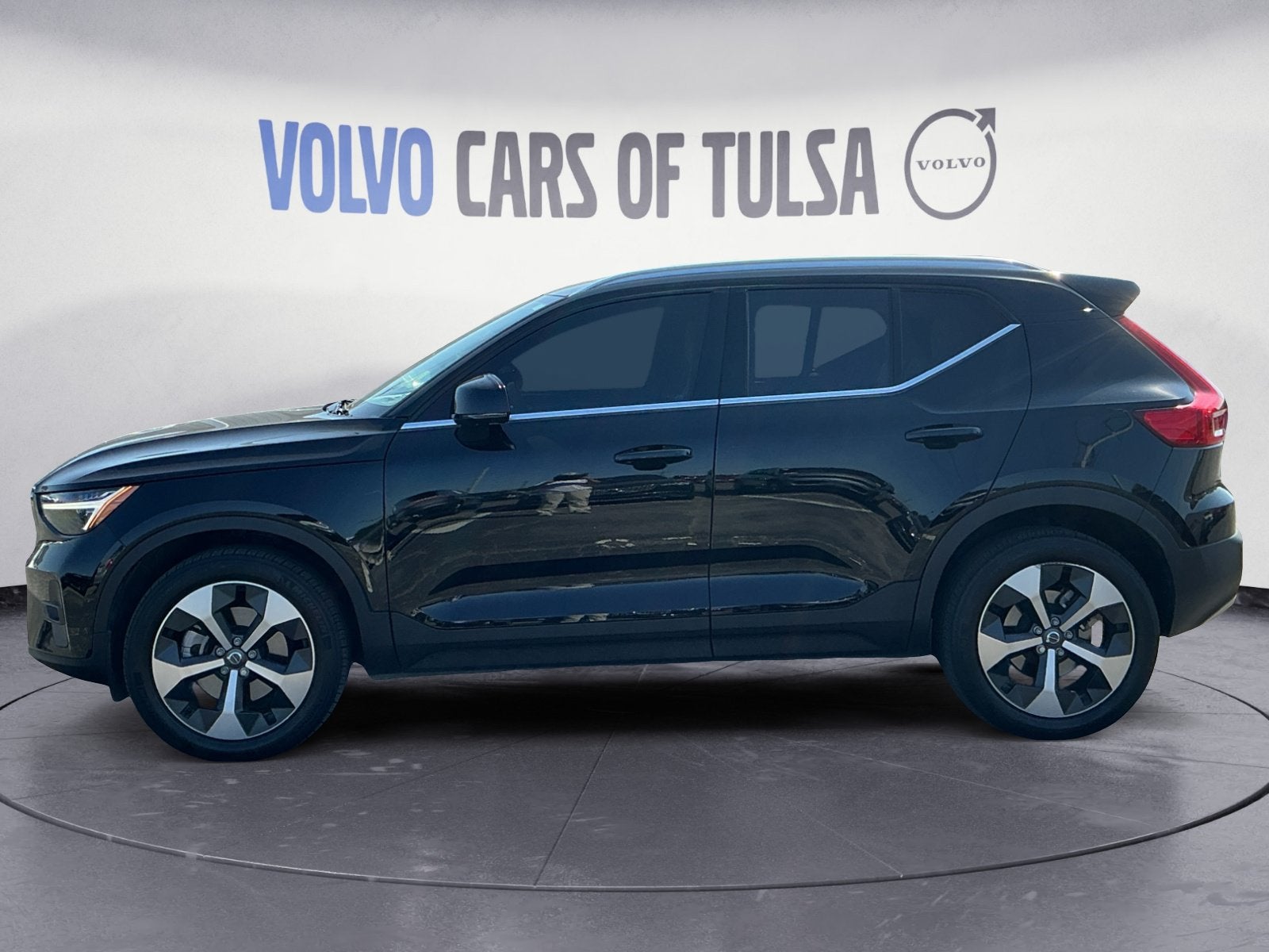 2025 Volvo XC40 B5 Plus Bright Theme