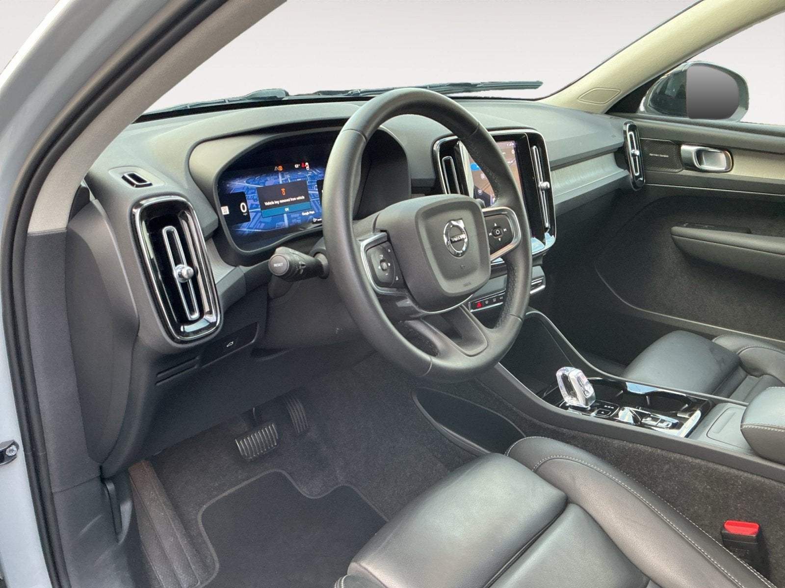 2025 Volvo XC40 B5 Ultra Dark Theme