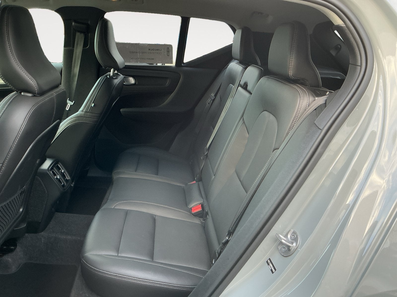 2025 Volvo XC40 B5 Ultra Dark Theme