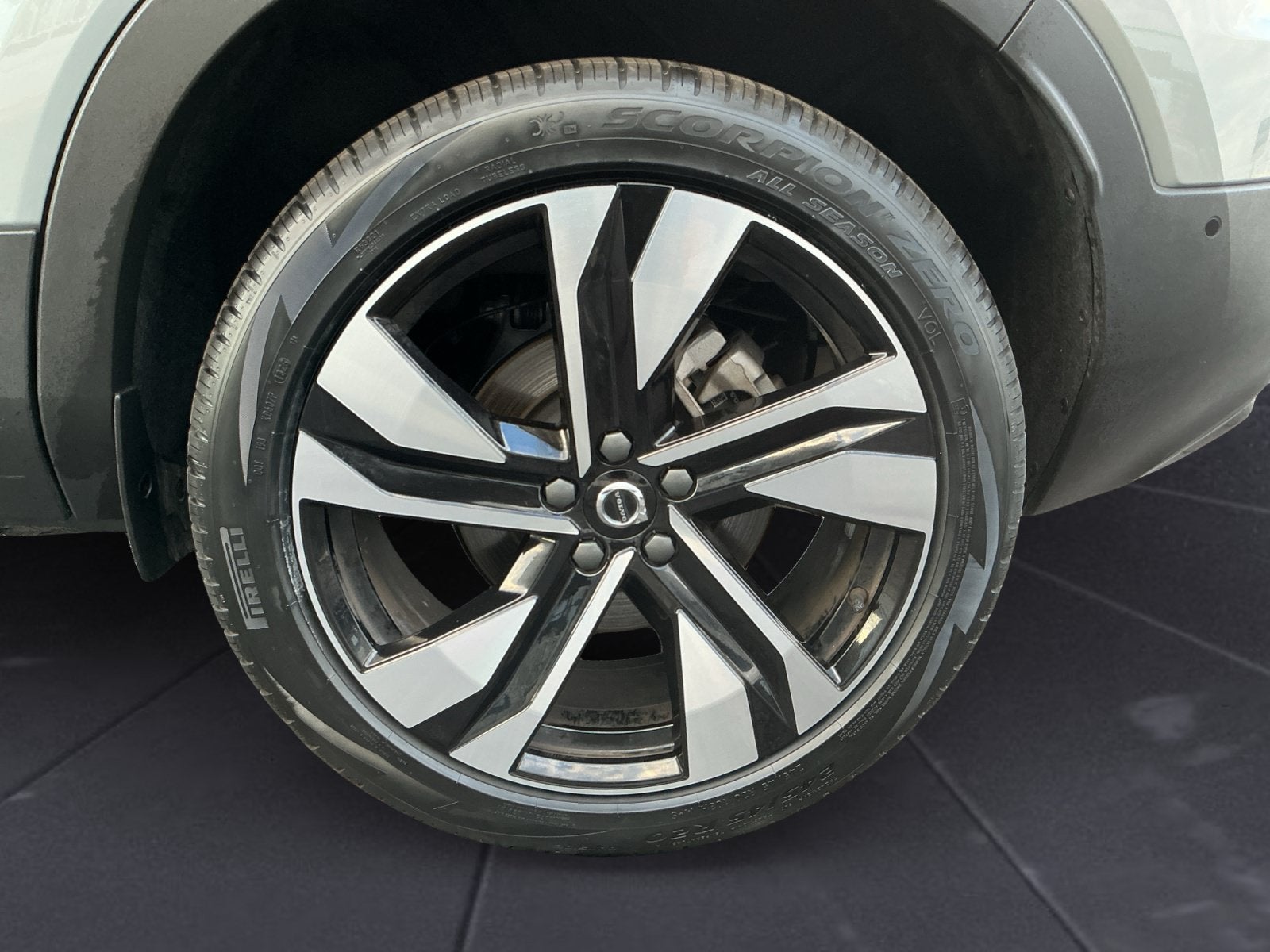 2025 Volvo XC40 B5 Ultra Dark Theme