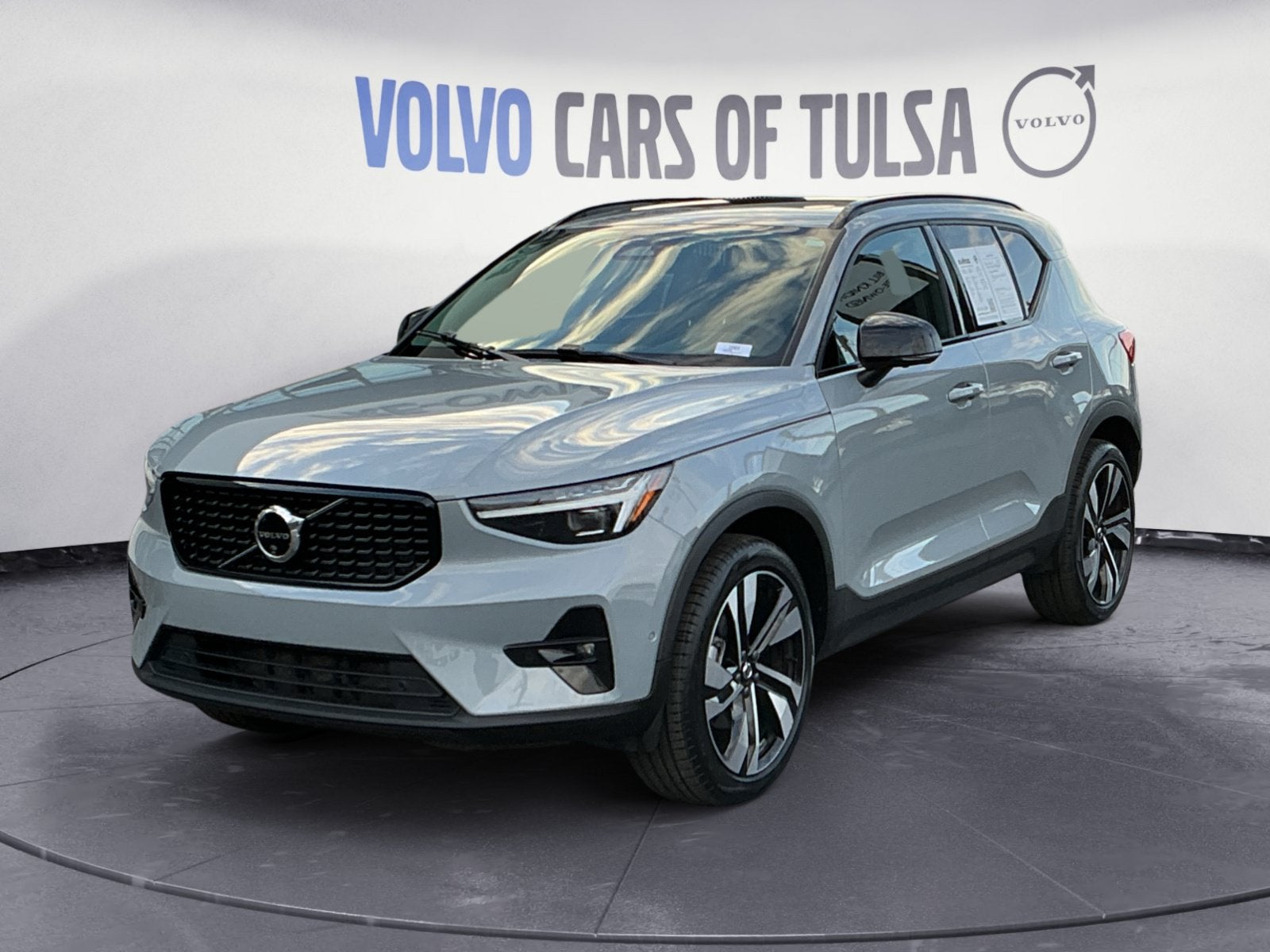 2025 Volvo XC40 B5 Ultra Dark Theme