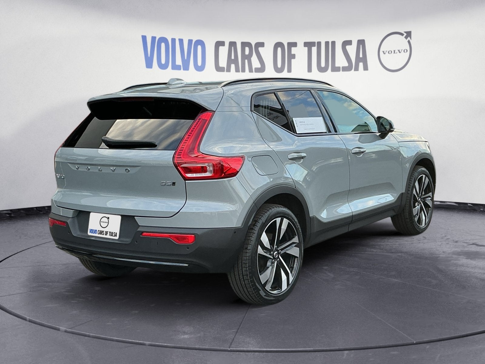 2025 Volvo XC40 B5 Ultra Dark Theme