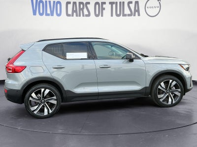 2025 Volvo XC40 B5 Ultra Dark Theme
