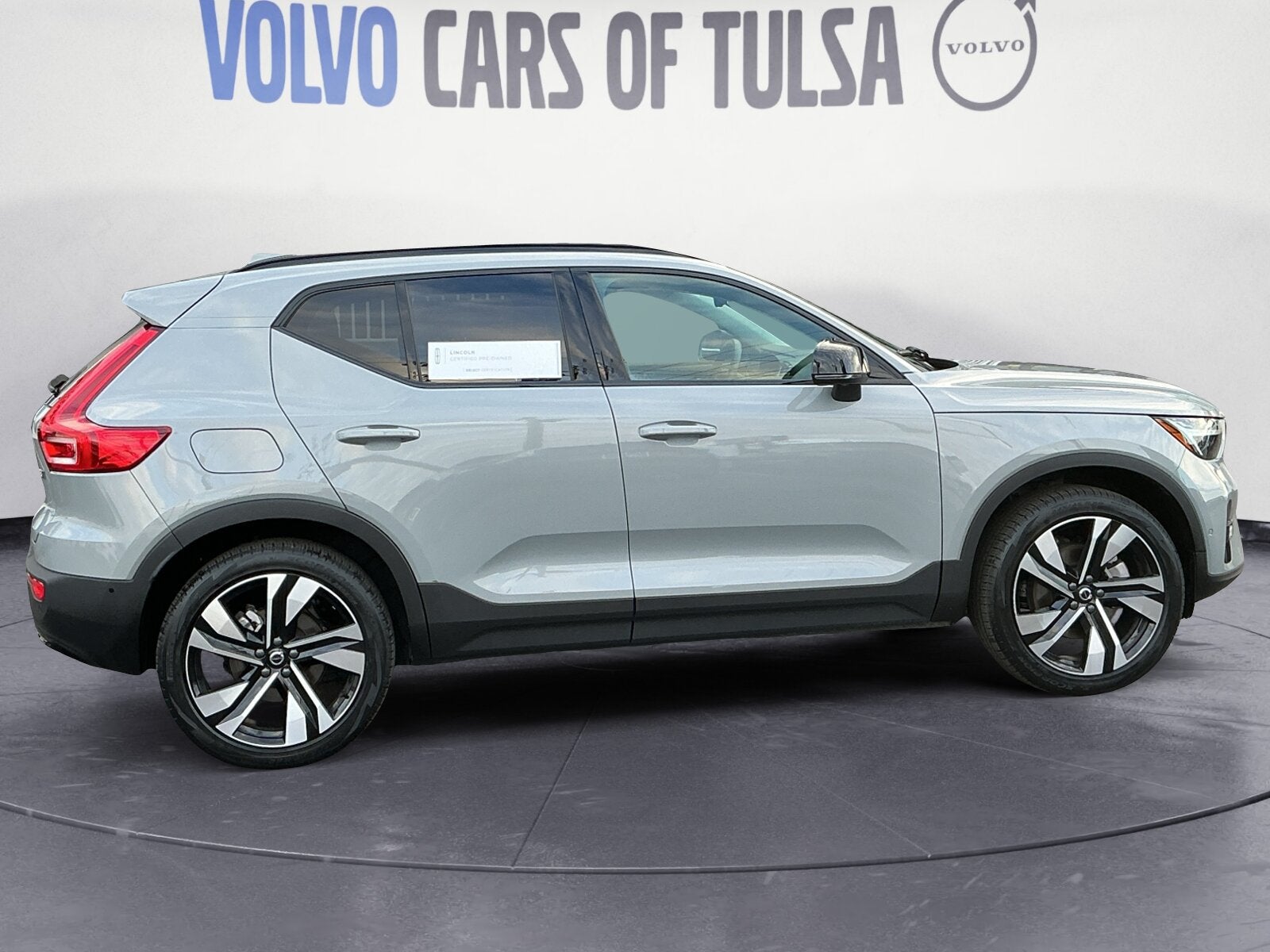 2025 Volvo XC40 B5 Ultra Dark Theme