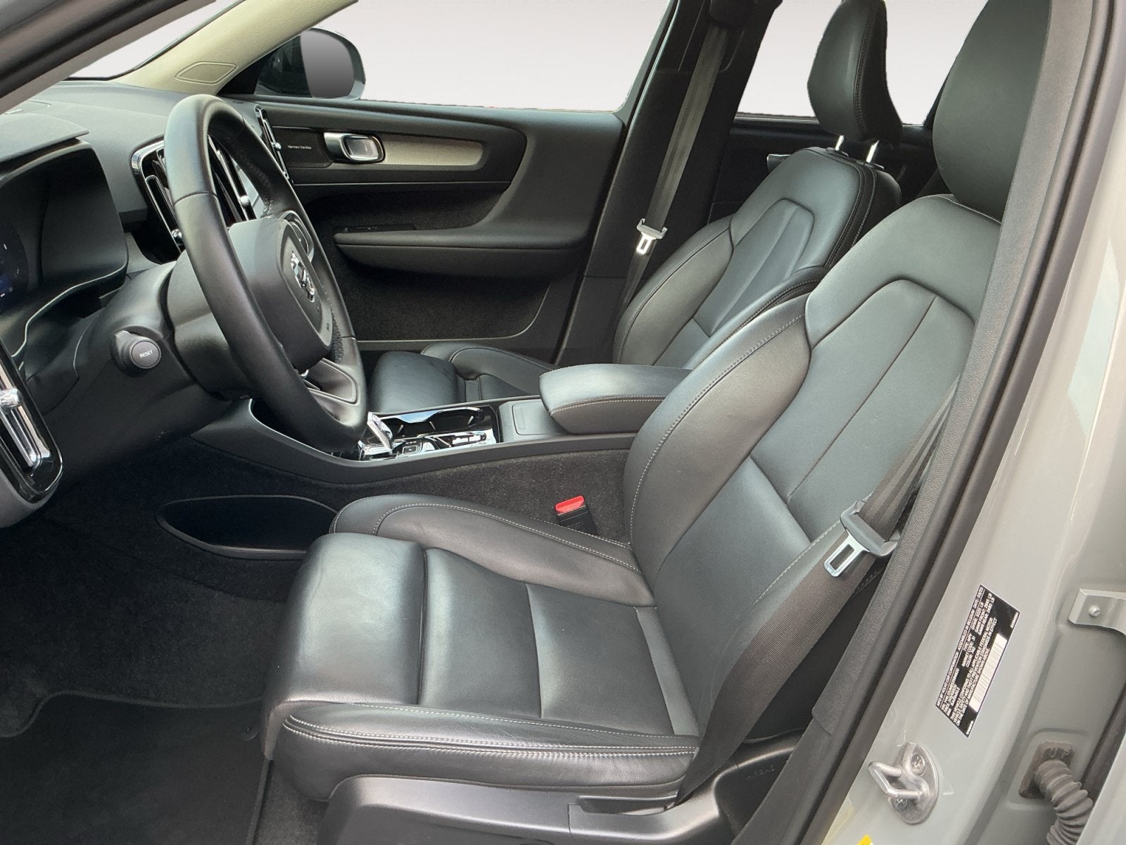 2025 Volvo XC40 B5 Ultra Dark Theme