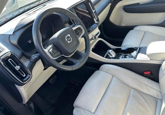 2023 Volvo XC40 B5 Plus Bright Theme