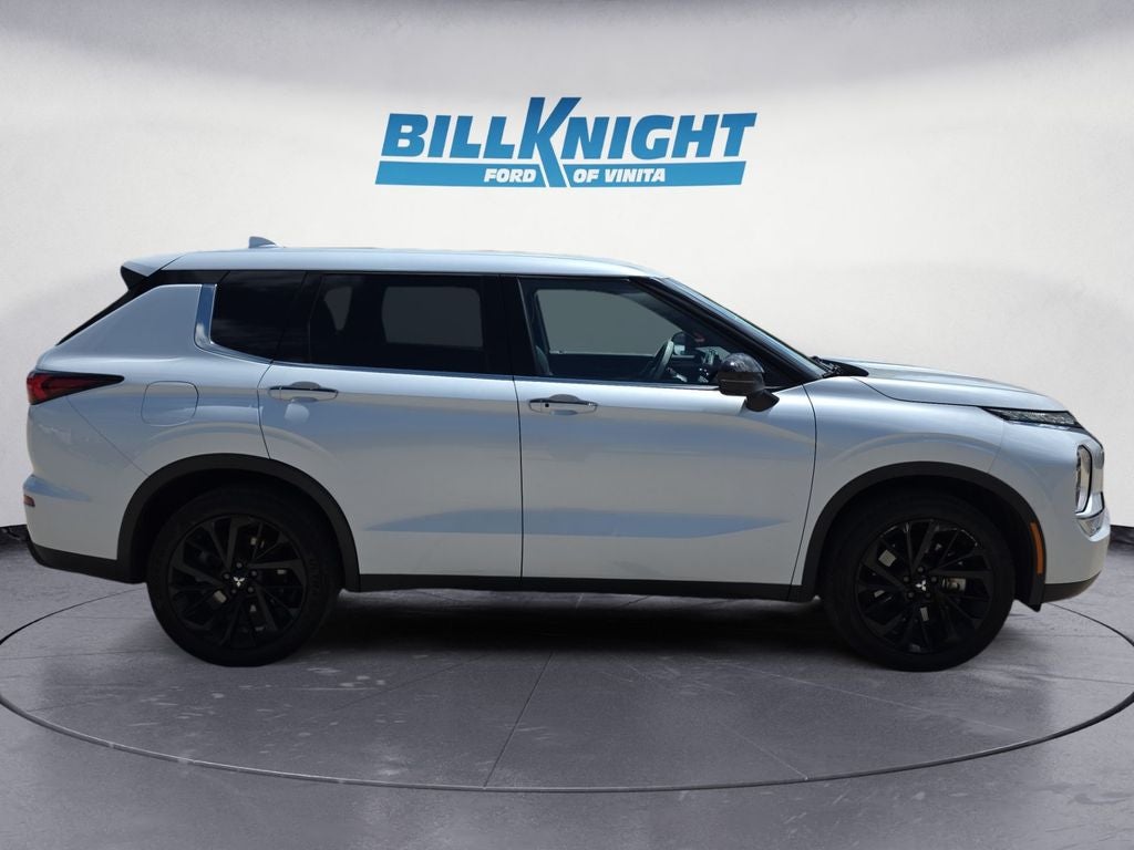 2023 Mitsubishi Outlander SE