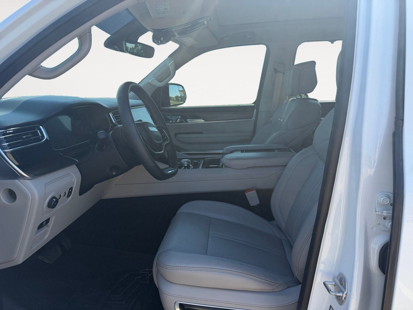 2023 Jeep Grand Wagoneer Base