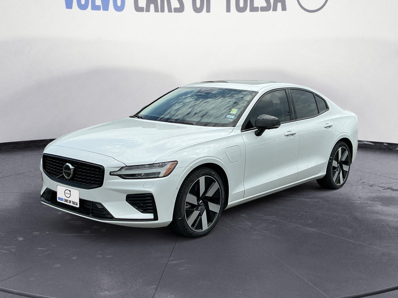2024 Volvo S60 Recharge Plug-In Hybrid T8 Plus Dark Theme