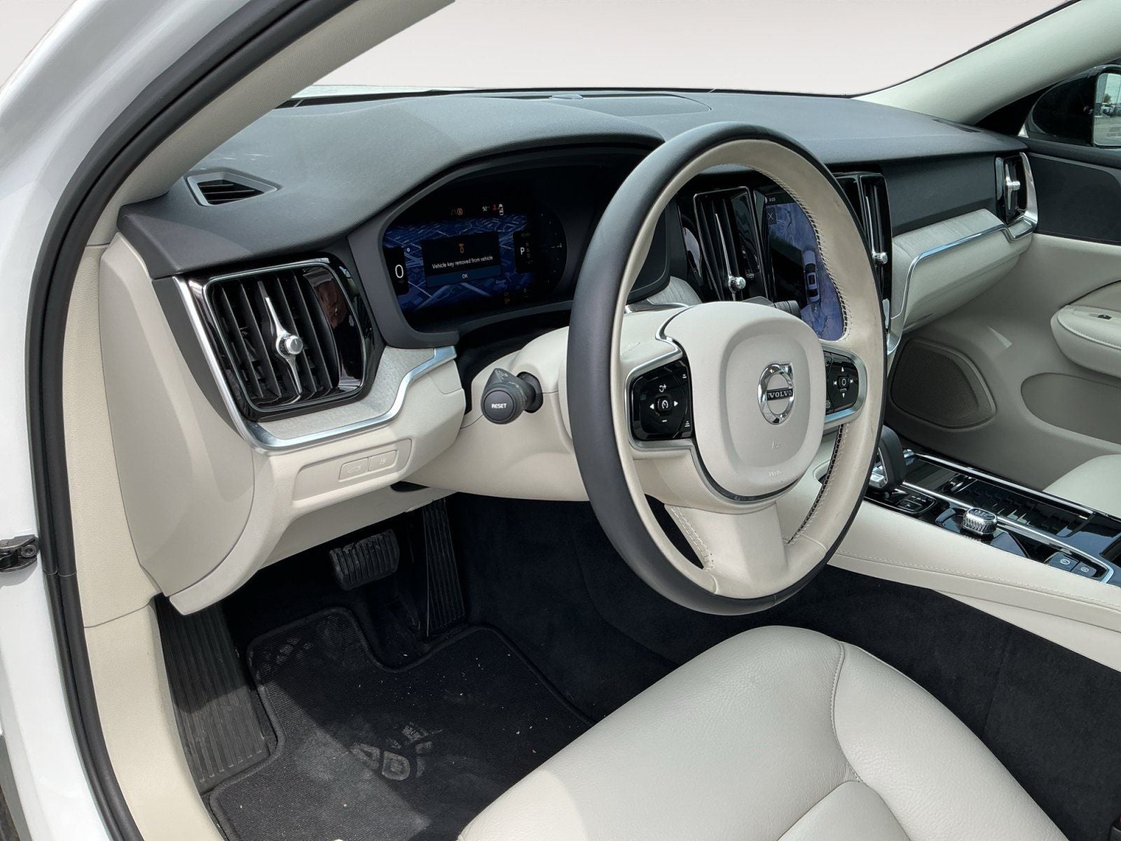 2024 Volvo S60 Recharge Plug-In Hybrid T8 Plus Dark Theme