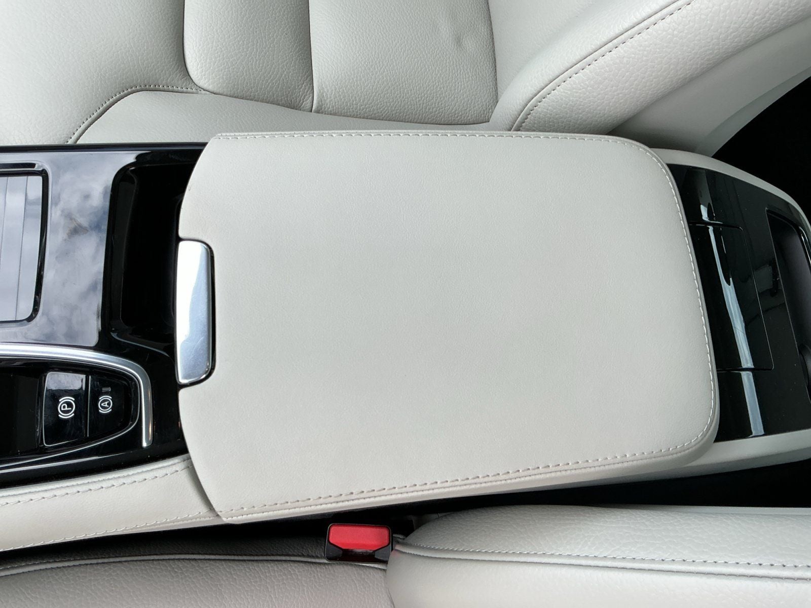 2024 Volvo S60 Recharge Plug-In Hybrid T8 Plus Dark Theme