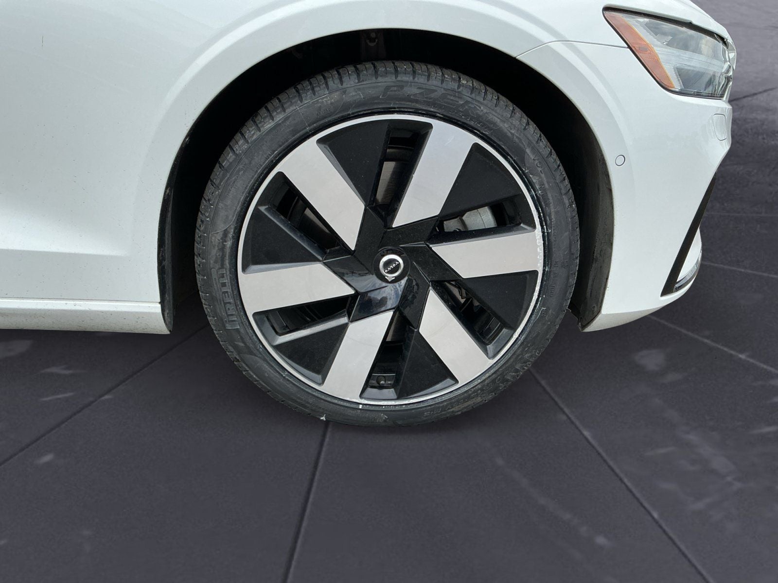 2024 Volvo S60 Recharge Plug-In Hybrid T8 Plus Dark Theme