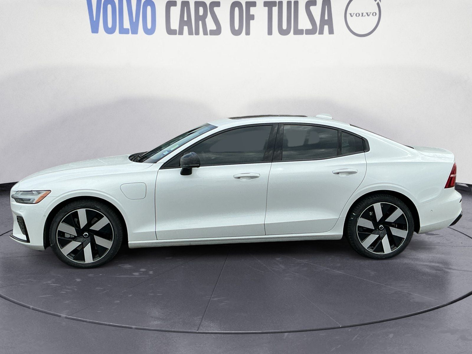 2024 Volvo S60 Recharge Plug-In Hybrid T8 Plus Dark Theme