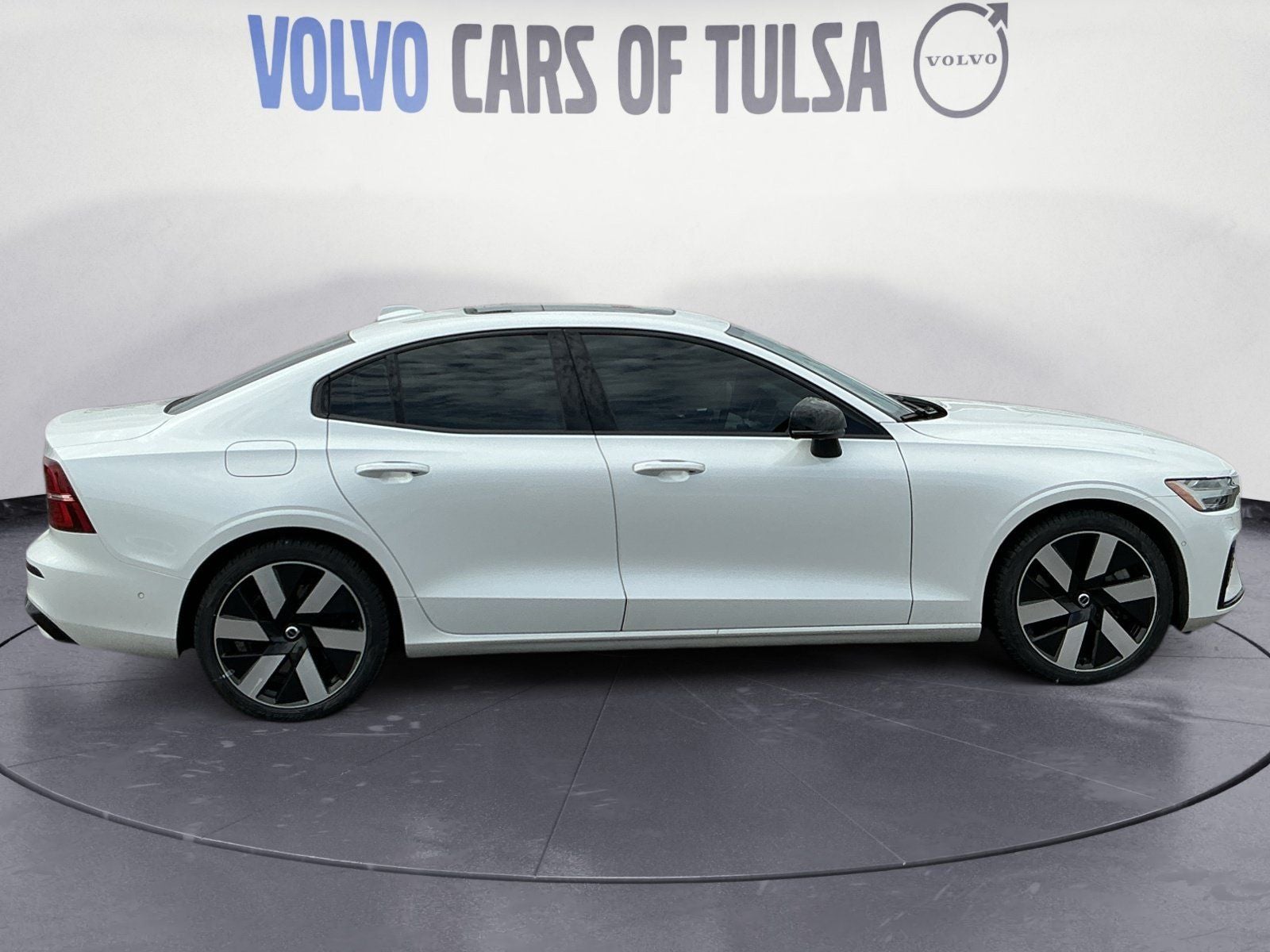2024 Volvo S60 Recharge Plug-In Hybrid T8 Plus Dark Theme