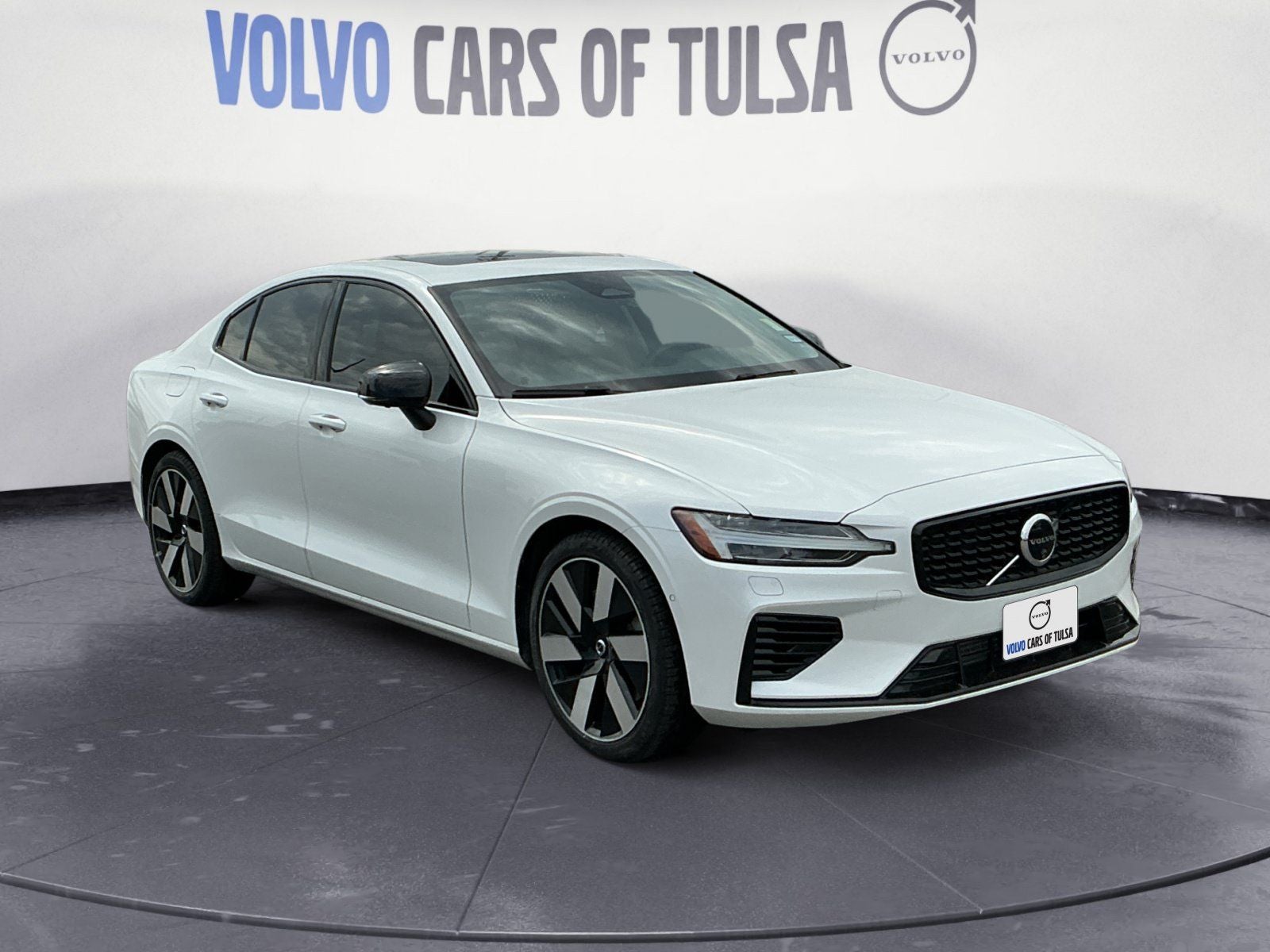 2024 Volvo S60 Recharge Plug-In Hybrid T8 Plus Dark Theme