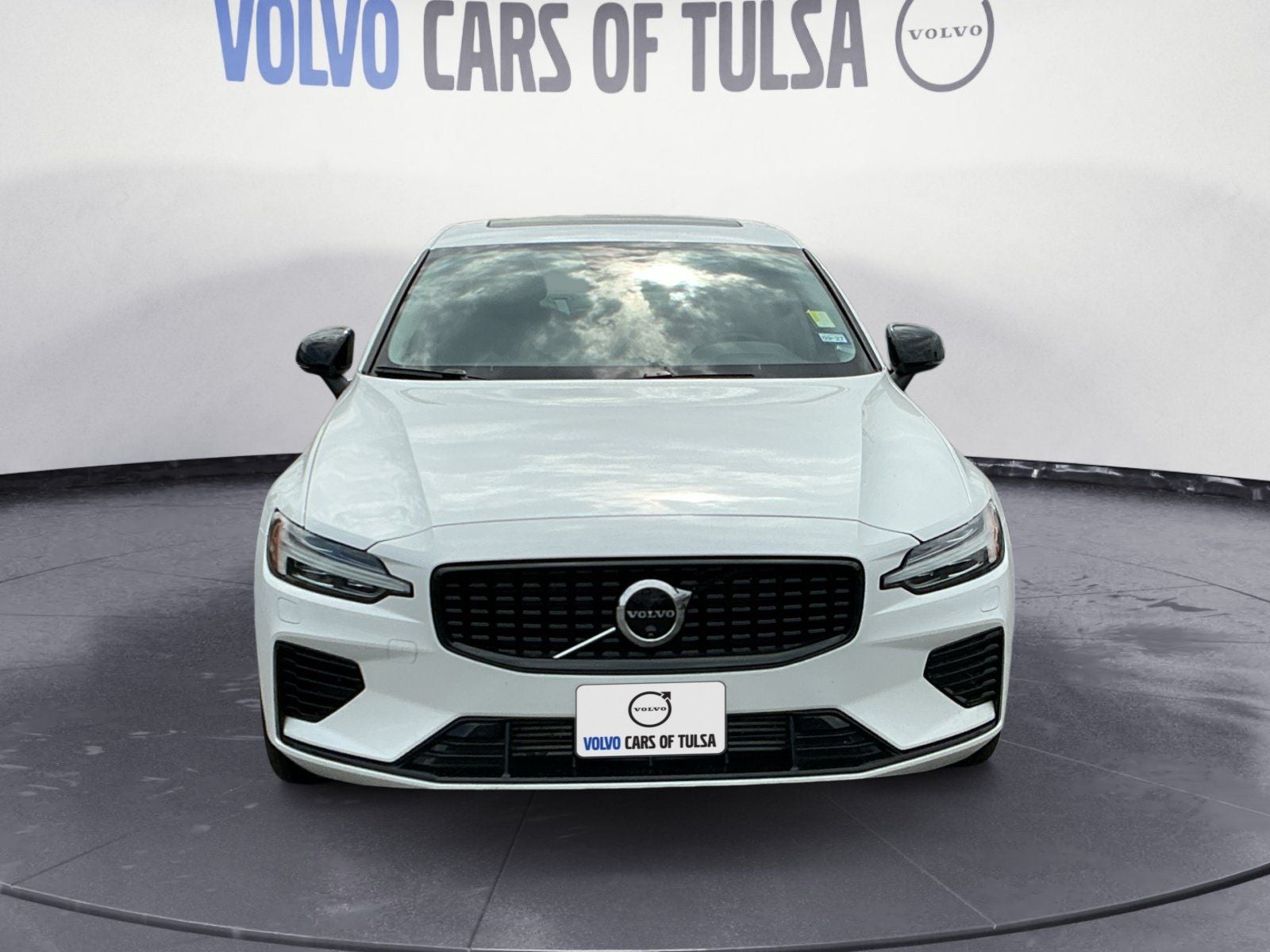 2024 Volvo S60 Recharge Plug-In Hybrid T8 Plus Dark Theme