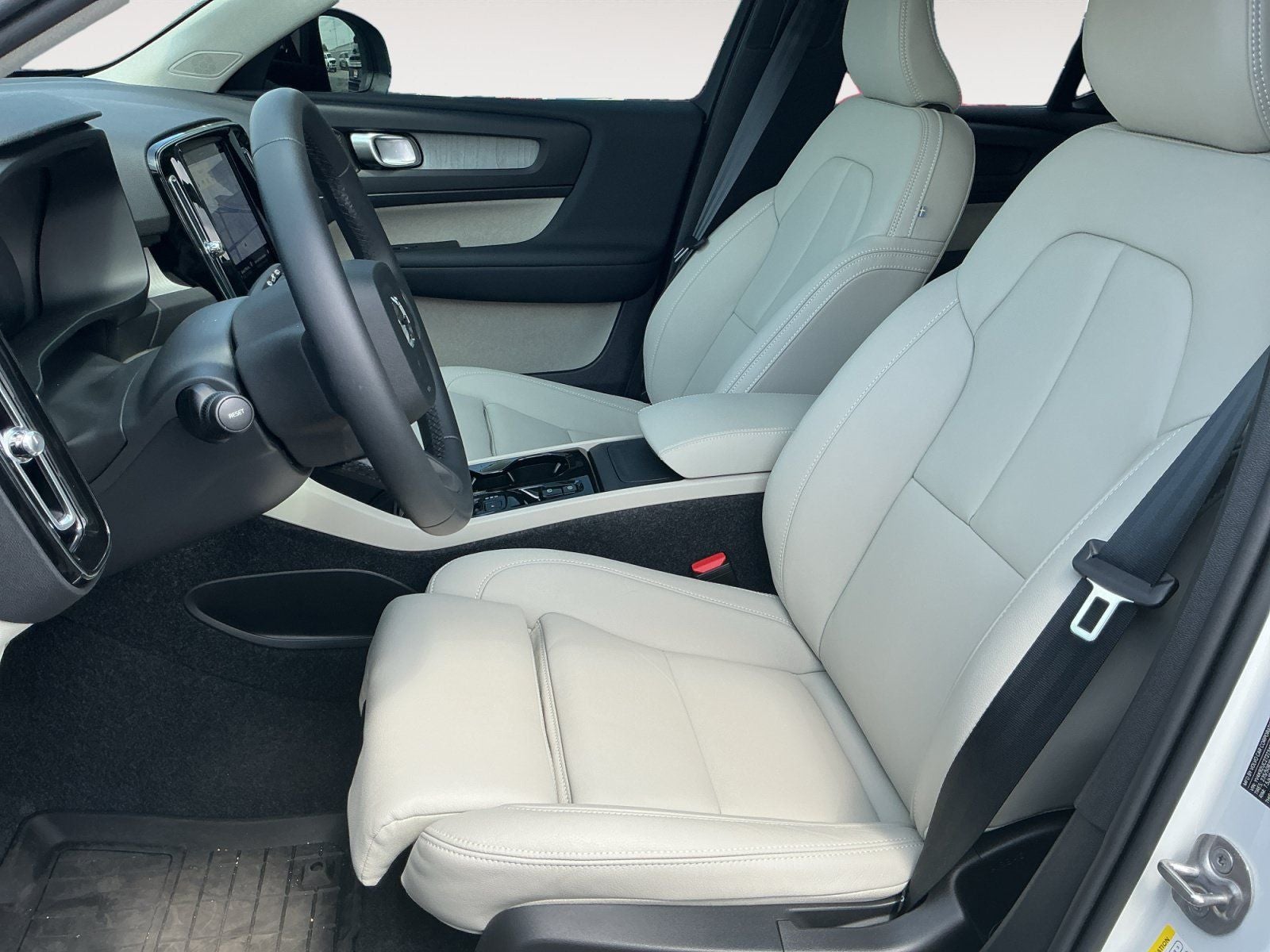 2026 Volvo XC40 B4 Plus