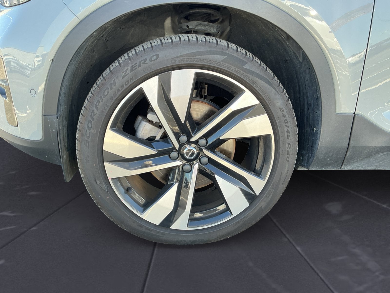 2025 Volvo XC40 B5 Plus Dark Theme