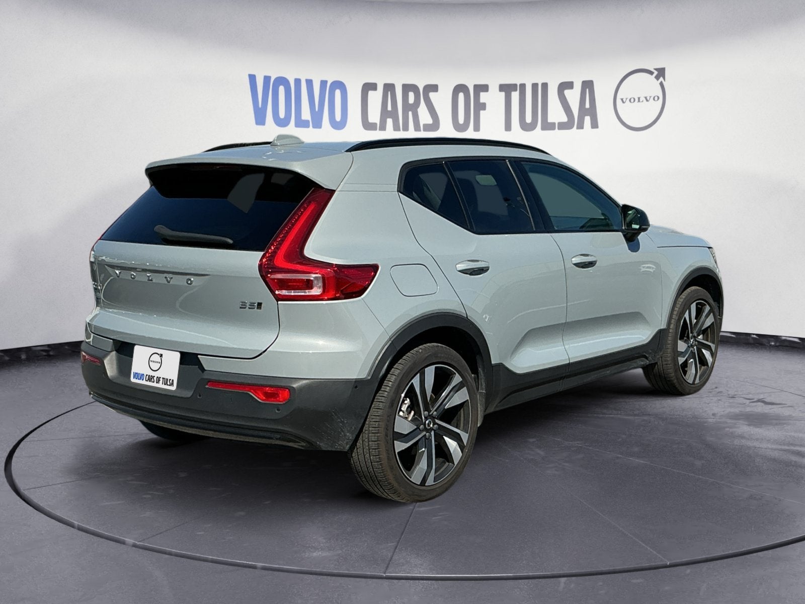 2025 Volvo XC40 B5 Plus Dark Theme