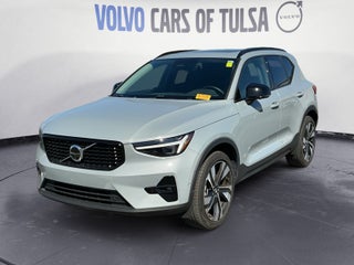 2025 Volvo XC40 B5 Plus Dark Theme