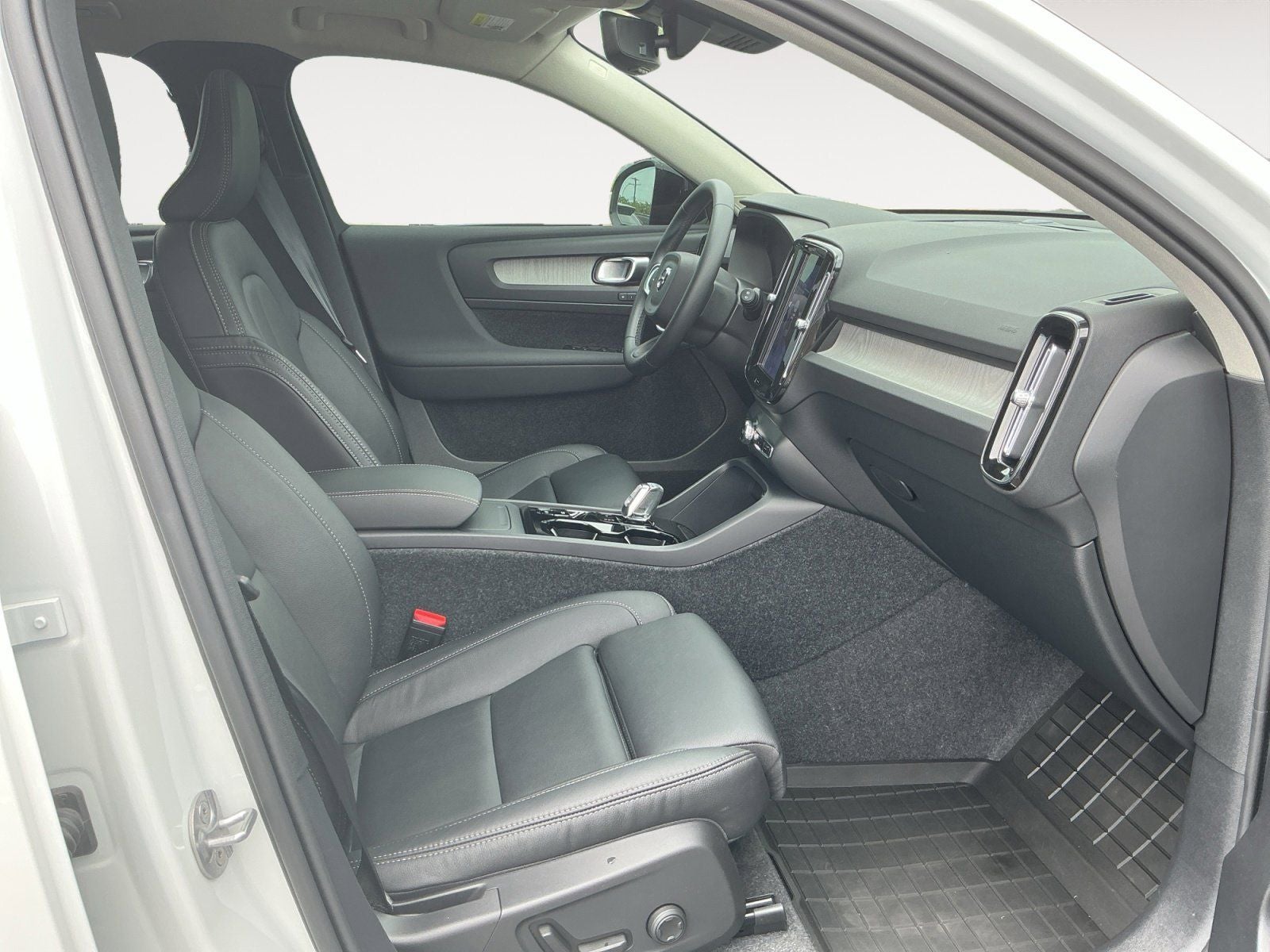2026 Volvo XC40 B5 Plus