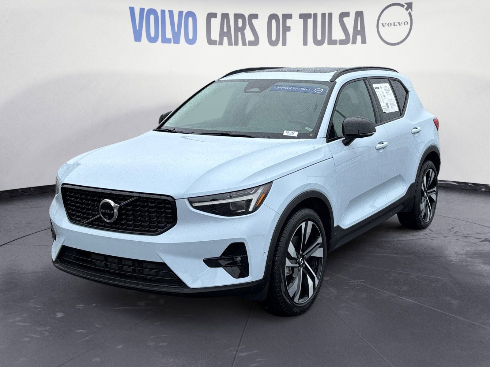 2025 Volvo XC40 B5 Plus Dark Theme