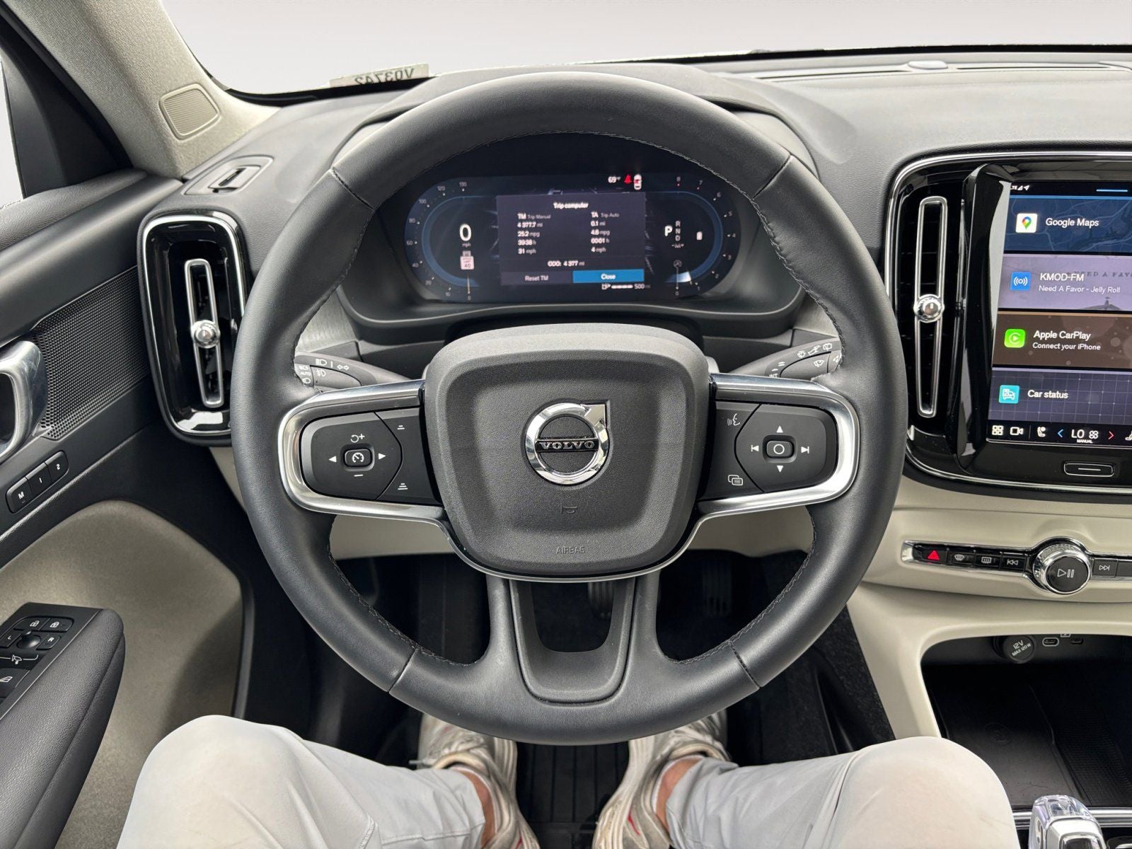 2025 Volvo XC40 B5 Plus Dark Theme