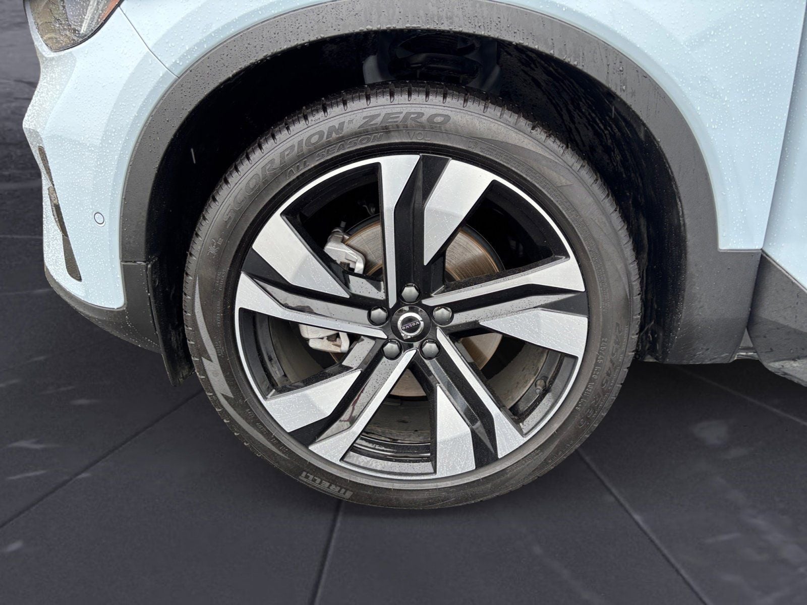 2025 Volvo XC40 B5 Plus Dark Theme