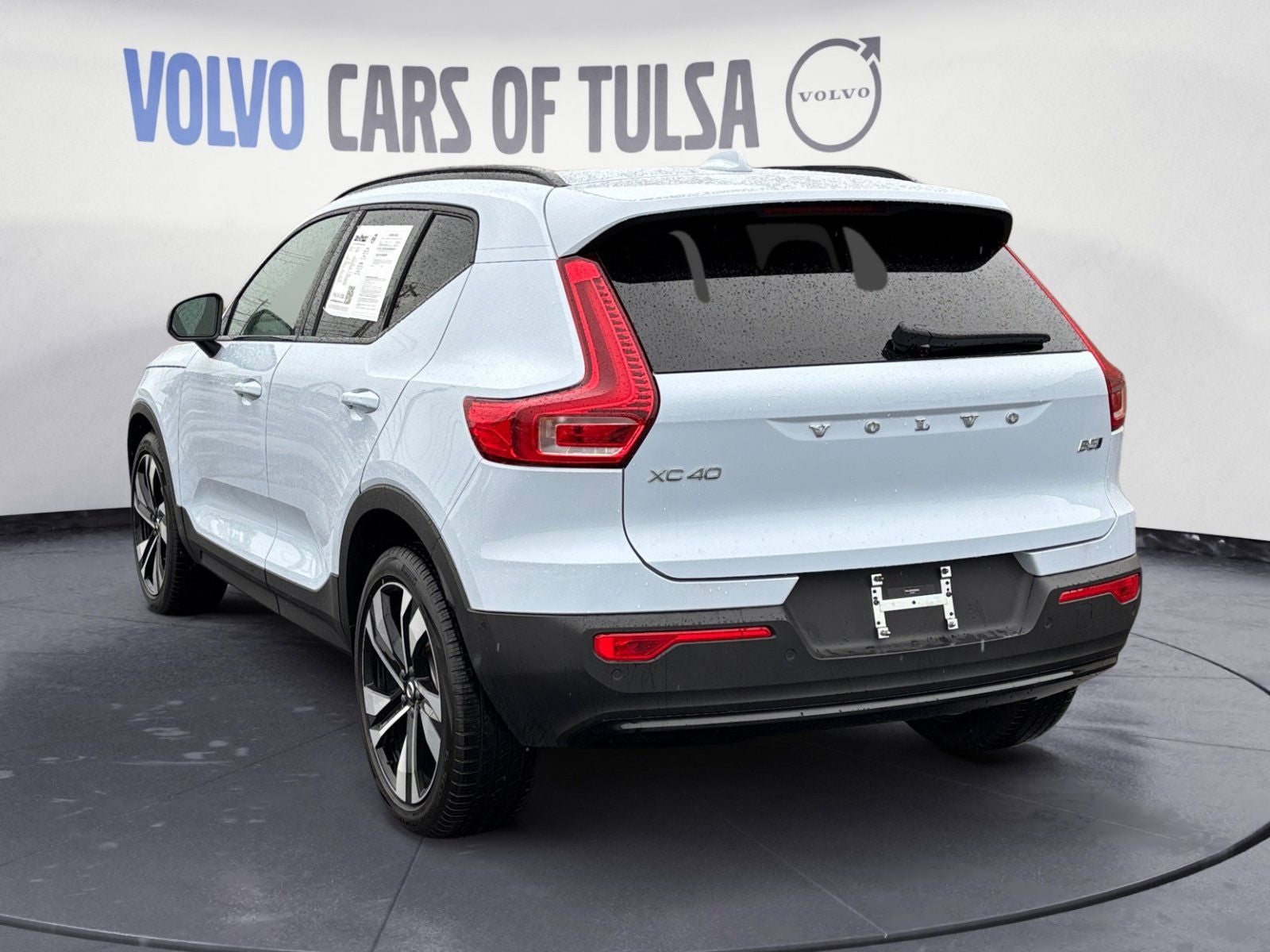 2025 Volvo XC40 B5 Plus Dark Theme