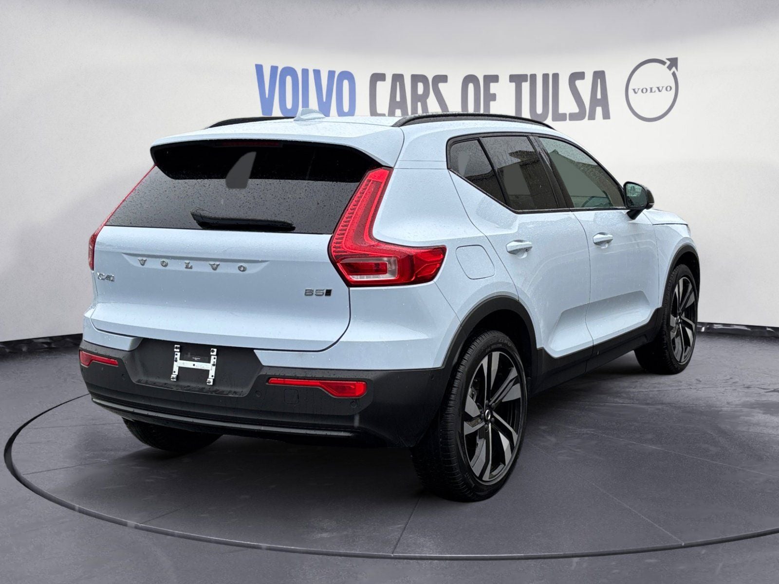 2025 Volvo XC40 B5 Plus Dark Theme
