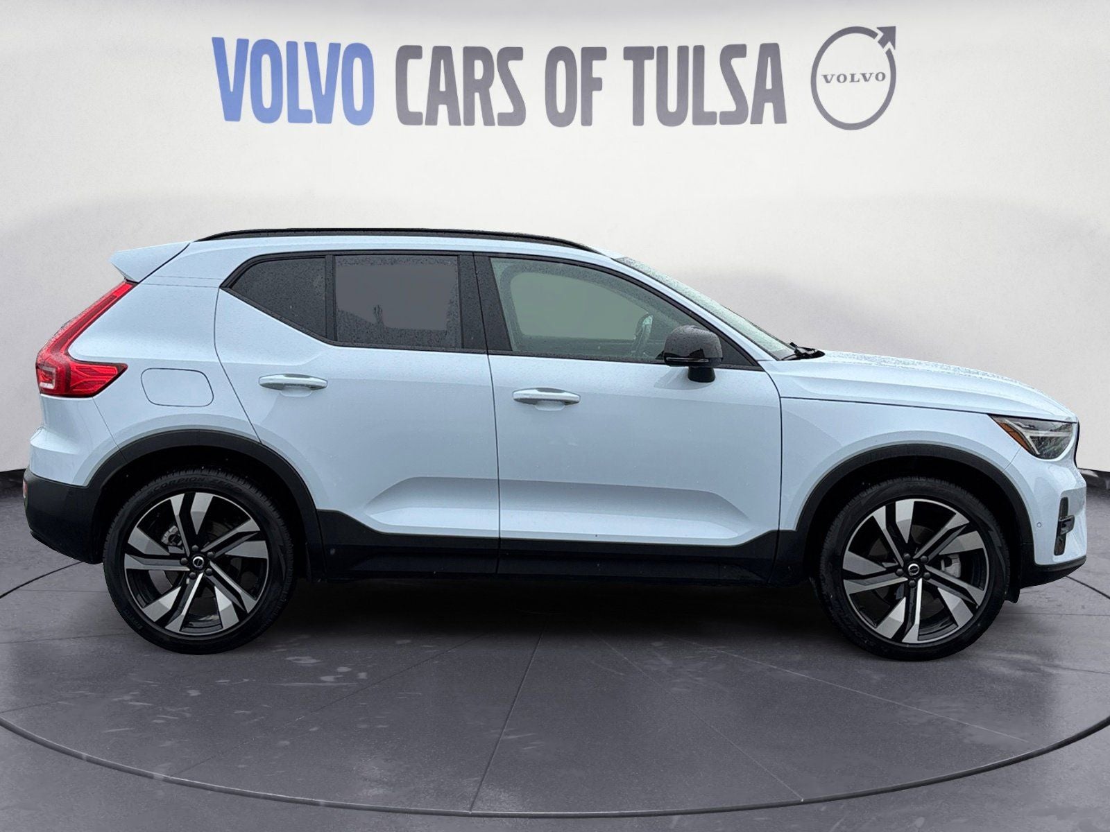 2025 Volvo XC40 B5 Plus Dark Theme