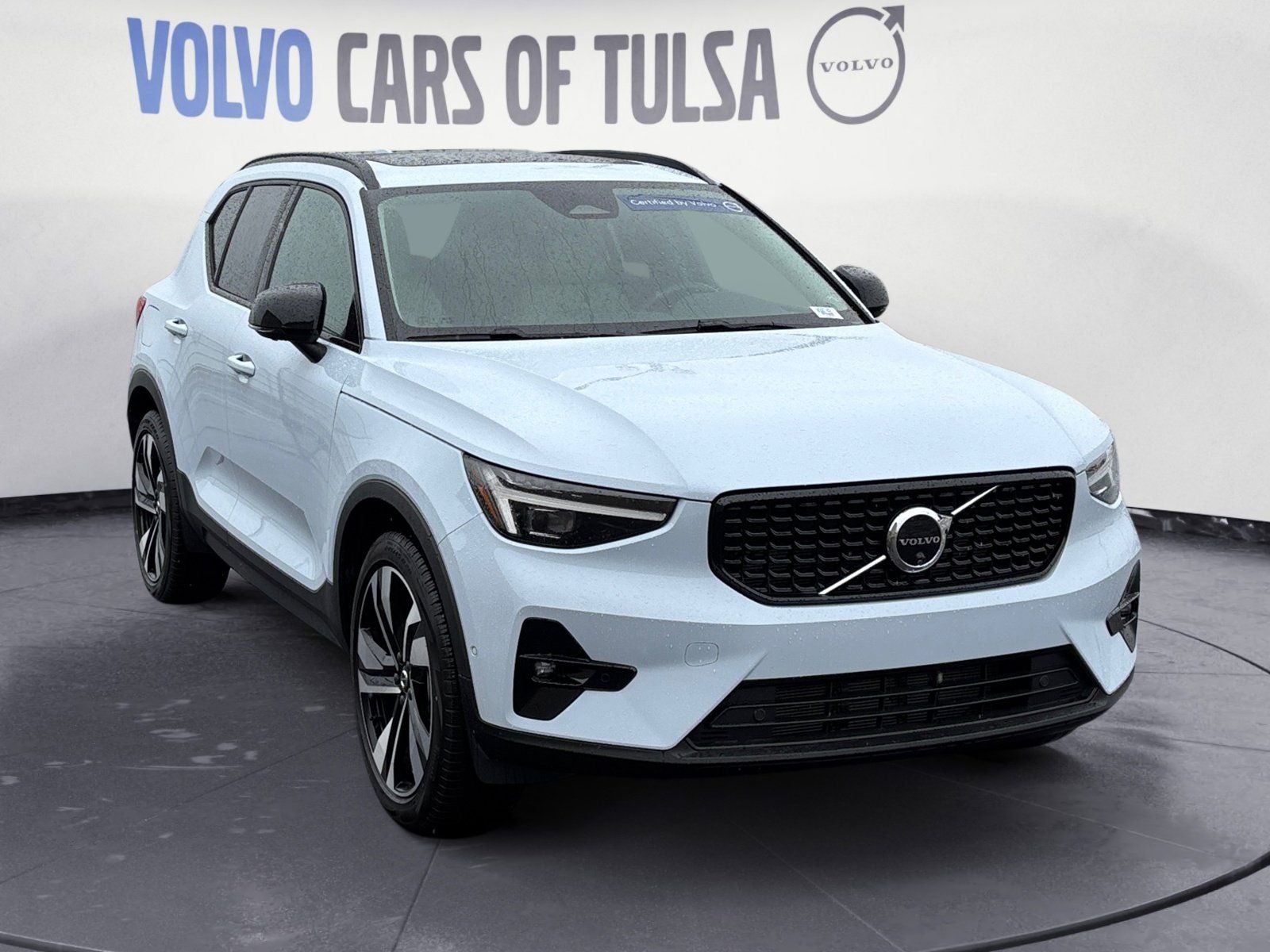 2025 Volvo XC40 B5 Plus Dark Theme