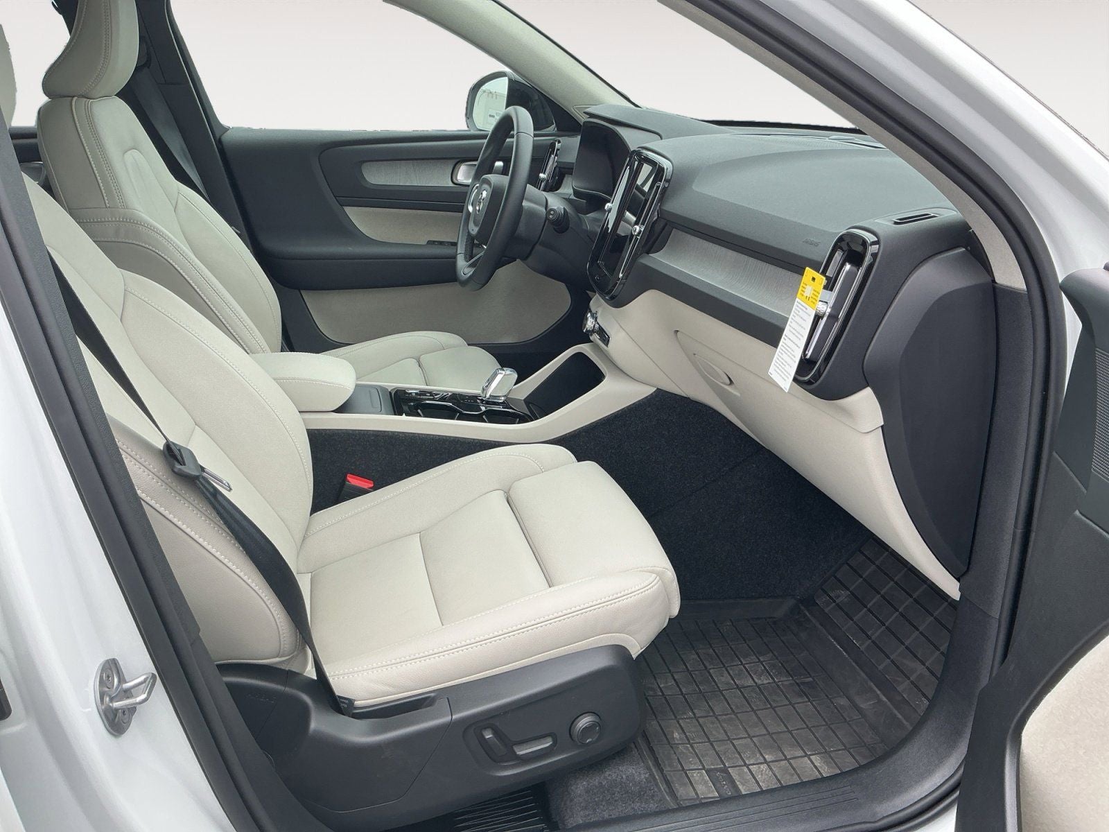 2026 Volvo XC40 B5 Plus
