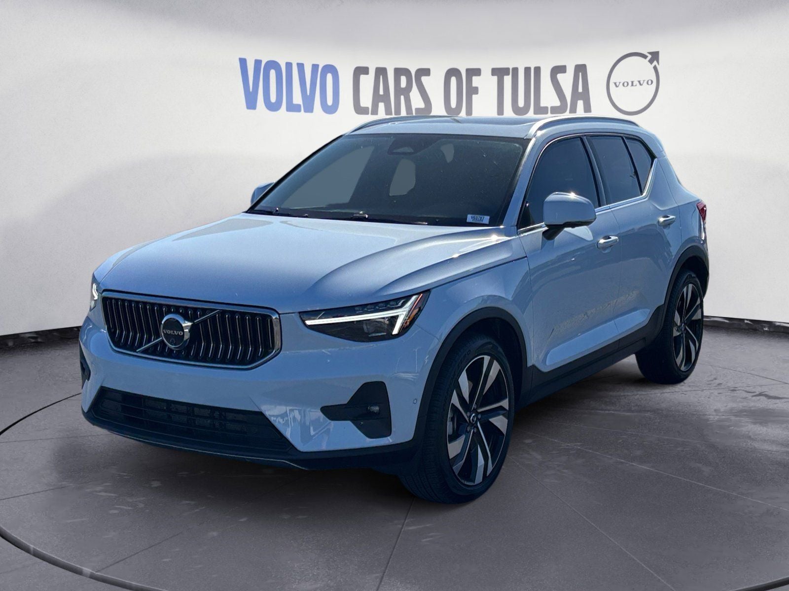 2025 Volvo XC40 B5 Ultra Bright Theme
