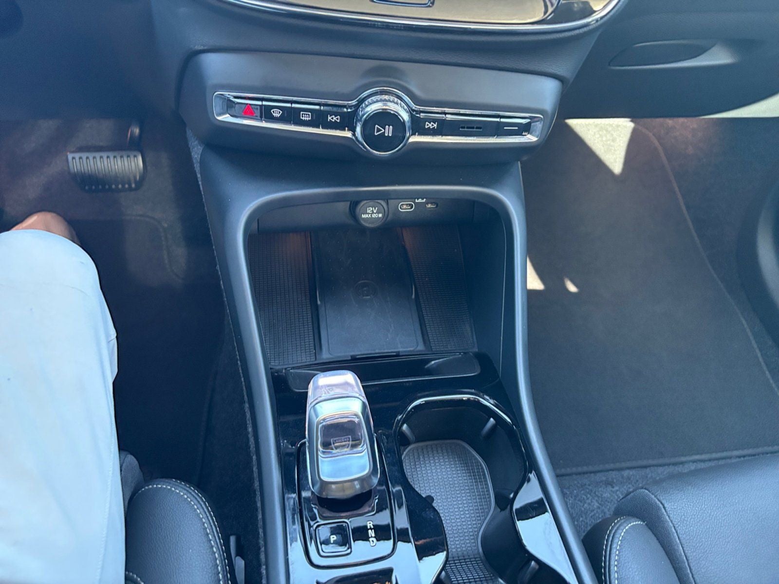 2025 Volvo XC40 B5 Ultra Bright Theme