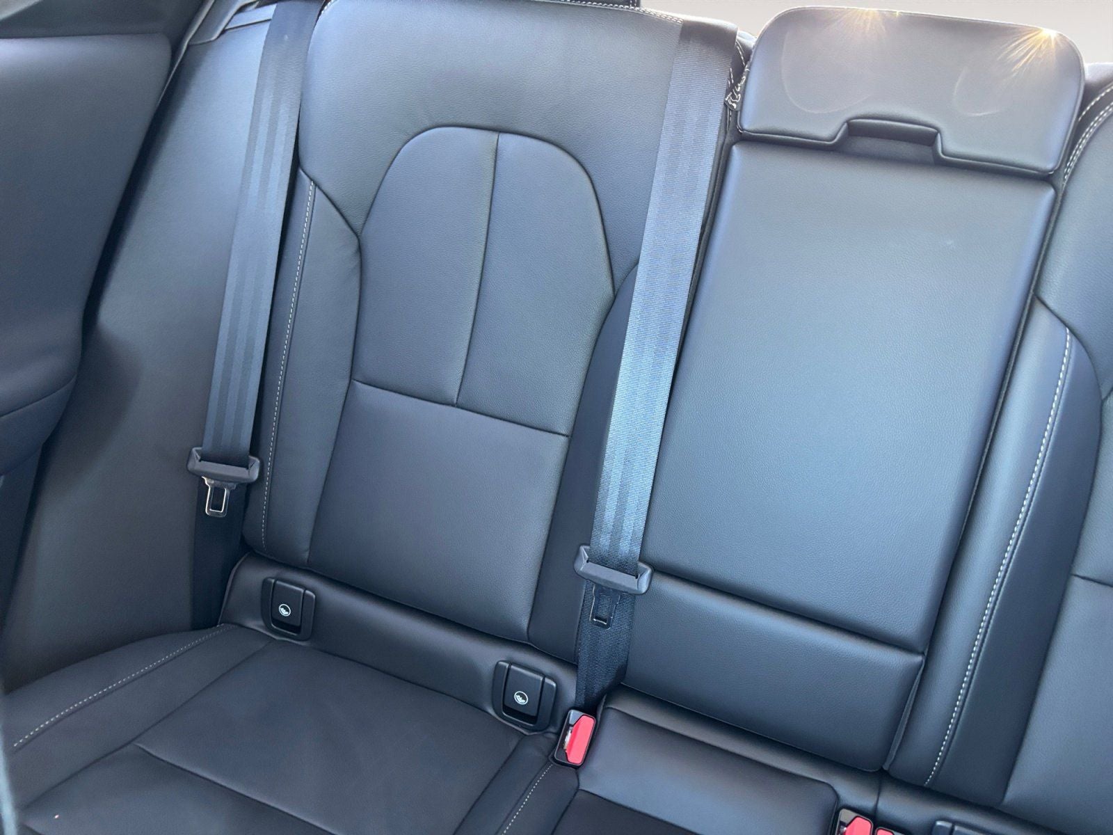 2025 Volvo XC40 B5 Ultra Bright Theme