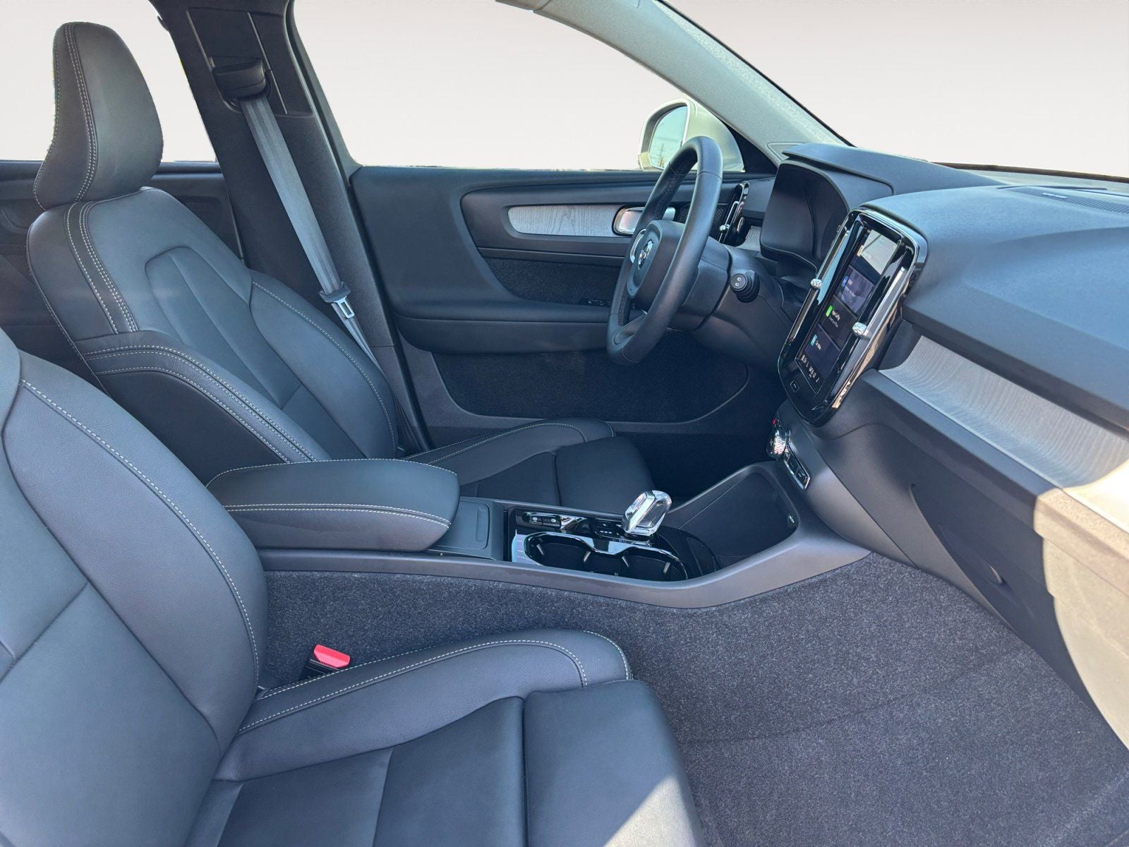 2025 Volvo XC40 B5 Ultra Bright Theme