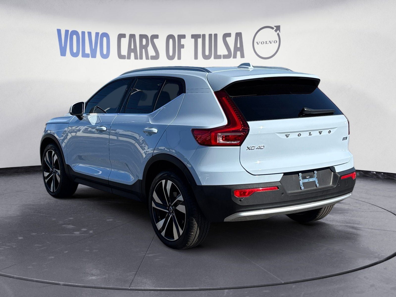2025 Volvo XC40 B5 Ultra Bright Theme