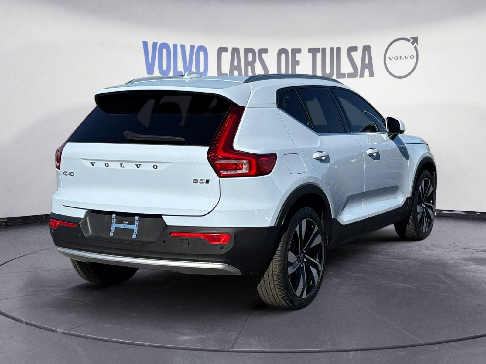 2025 Volvo XC40 B5 Ultra Bright Theme