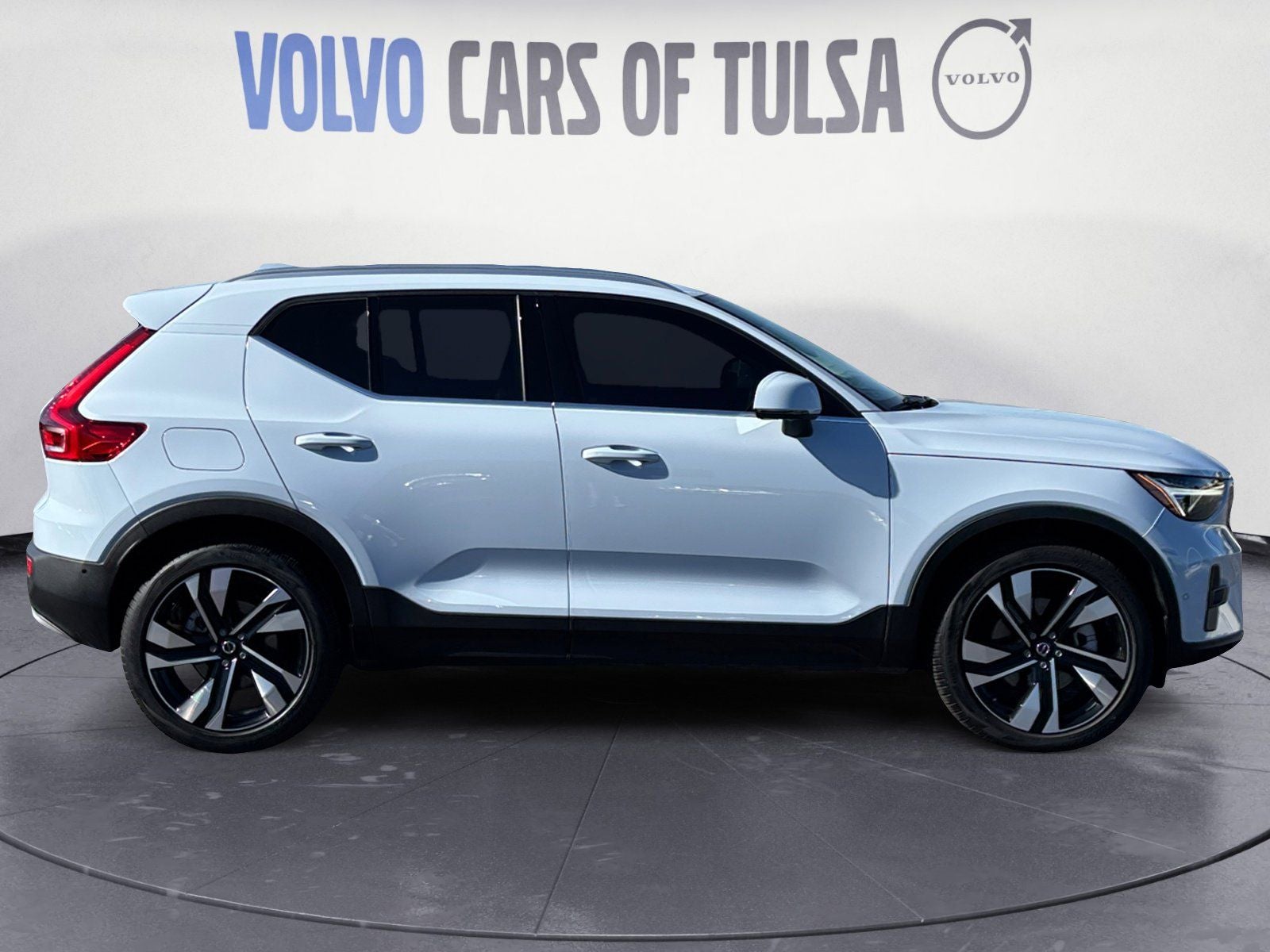 2025 Volvo XC40 B5 Ultra Bright Theme