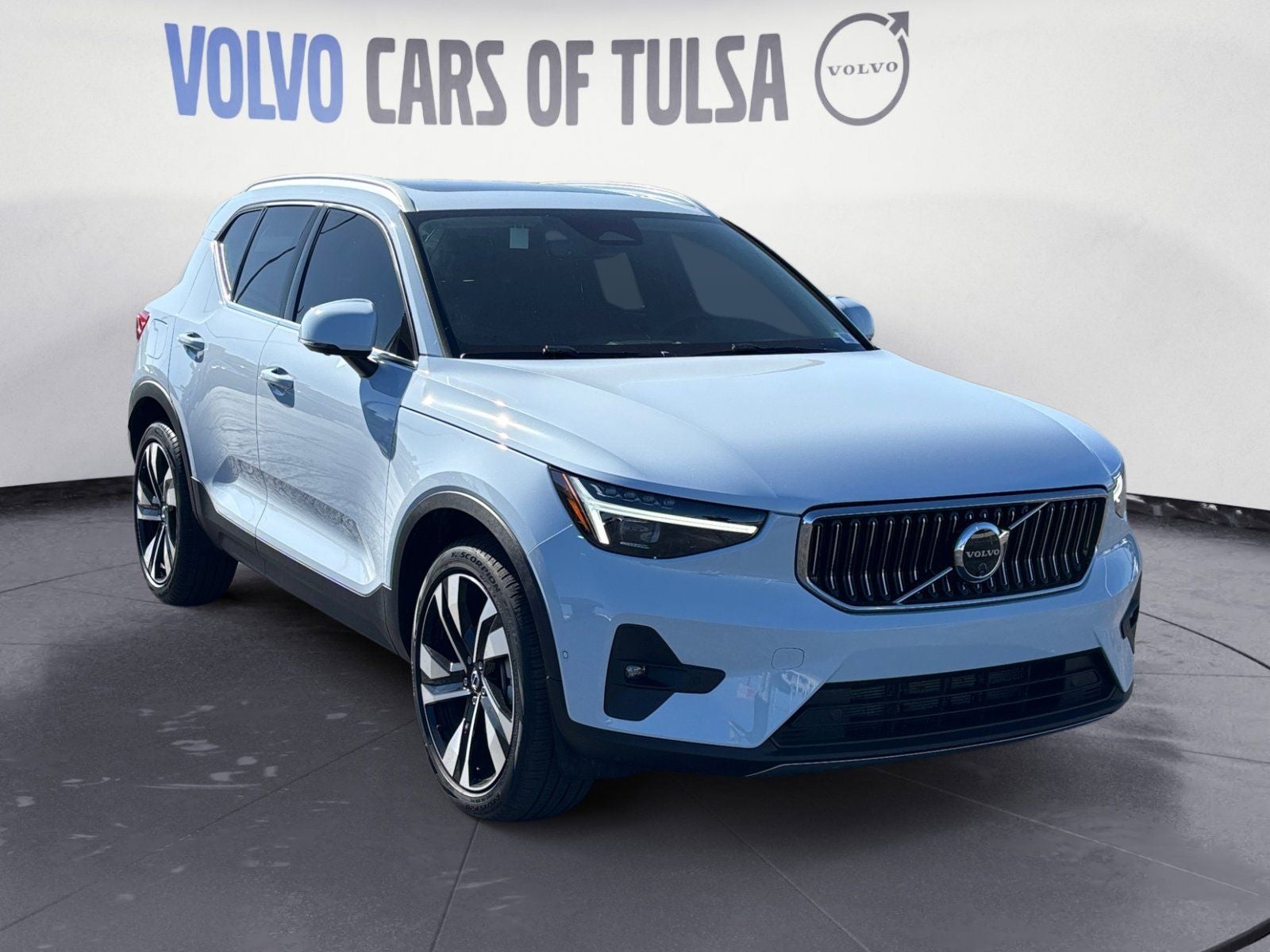 2025 Volvo XC40 B5 Ultra Bright Theme