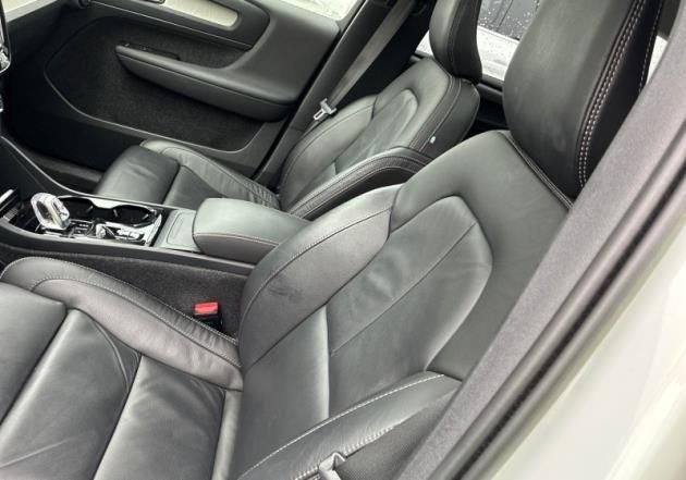 2023 Volvo XC40 B5 Plus Dark Theme