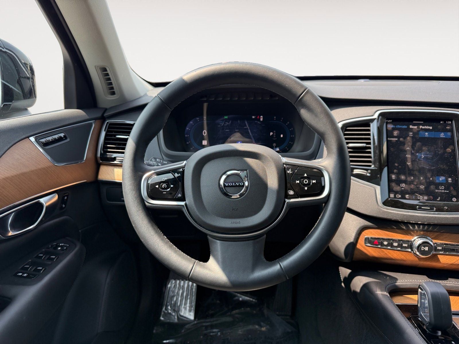 2025 Volvo XC90 B5 Plus