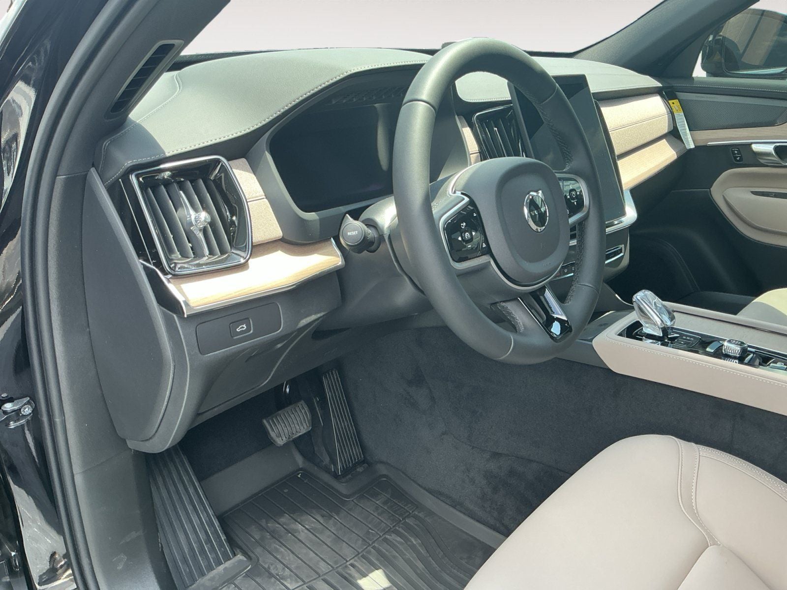 2026 Volvo XC90 B5 Plus
